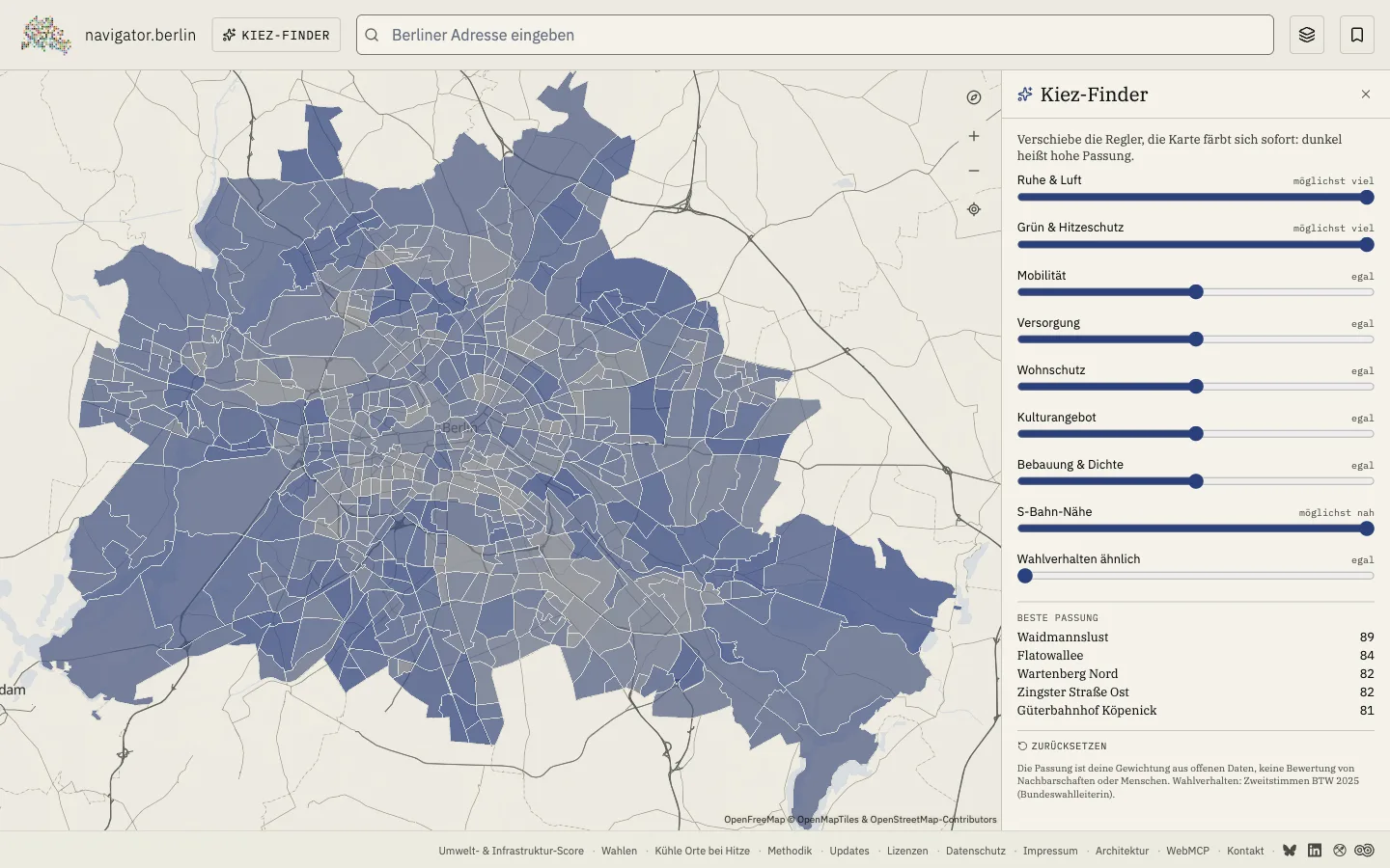 navigator.berlin Kiez-Finder: Panel mit neun Reglern neben der Berlin-Karte, die alle 542 Planungsräume nach Passung für Ruhe, Grün und S-Bahn-Nähe einfärbt